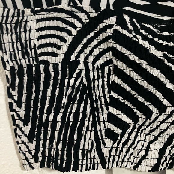 Lily Rose Abstract Geo Print Cold Shoulder Top Size XS Black & White NWT - Picture 5 of 7